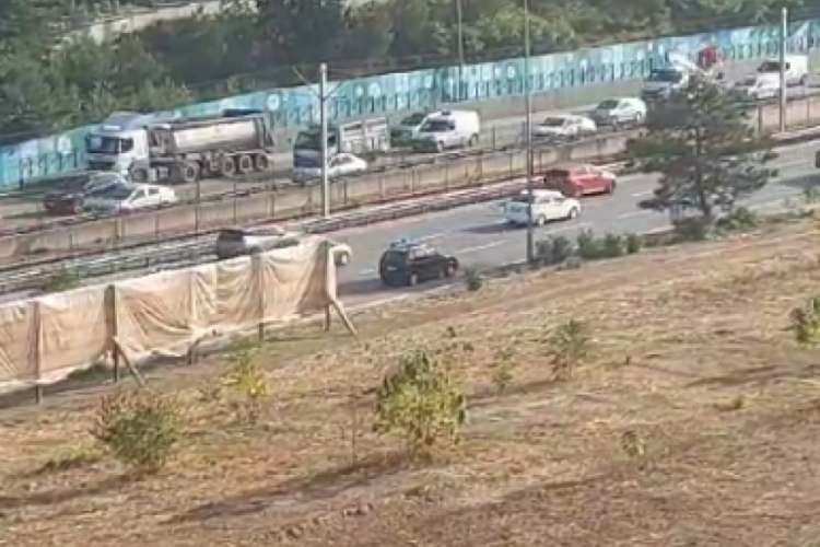 Bursa'da benzini biten s&uuml;r&uuml;c&uuml; trafikte aracını iterek yol aldı