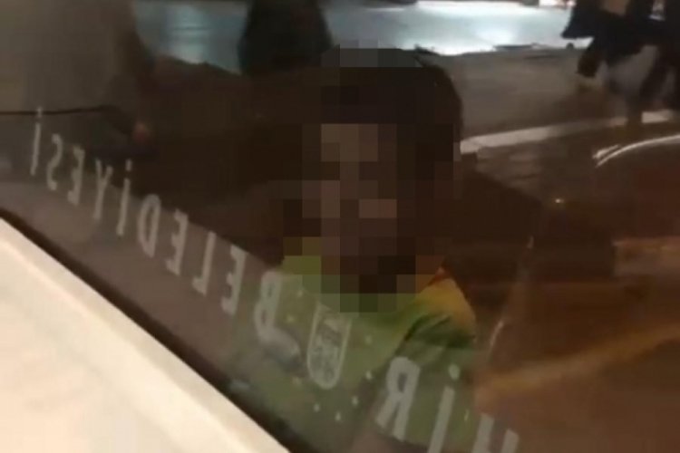 Bursa'da tramvayın arkasına binen &ccedil;ocuk g&ouml;renleri korkuttu!