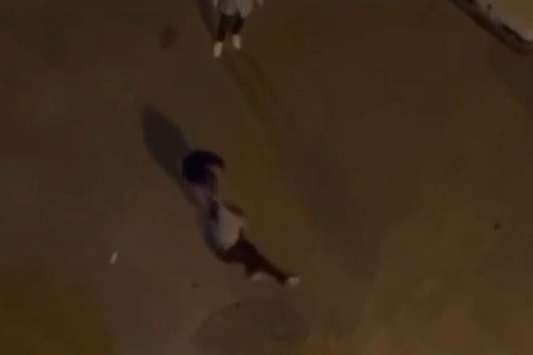 Adana'da ş&uuml;pheli uyuşturucu satıcısı mahalle halkı tarafından darp edildi!