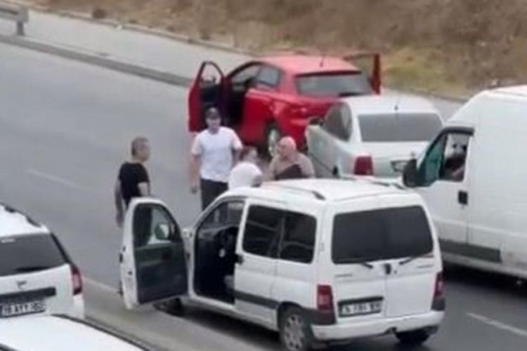 İstanbul'da iki s&uuml;r&uuml;c&uuml; E-5'te birbirine girdi!