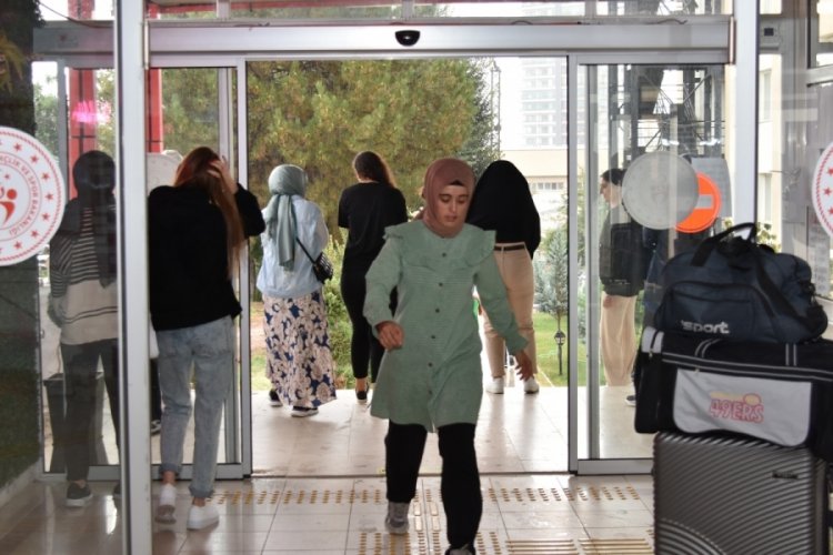 Depremzedelere yuva olan yurtlara &ouml;ğrenciler yerleşmeye başladı