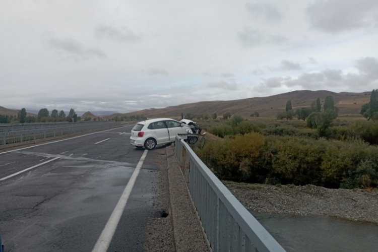 Otomobil k&ouml;pr&uuml;de asılı kaldı