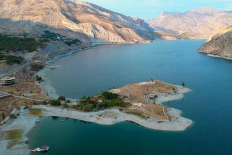 Tortum G&ouml;l&uuml; manzarası ile b&uuml;y&uuml;l&uuml;yor