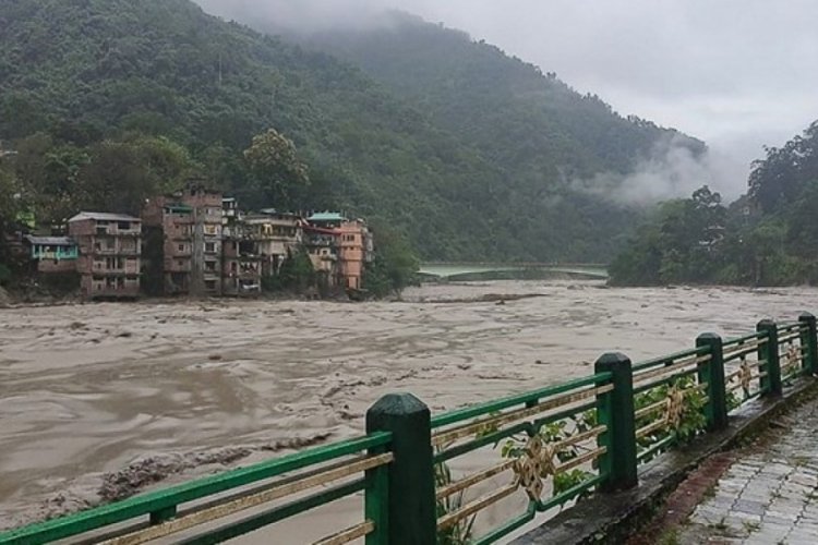 Hindistan'da sel nedeniyle 23'&uuml; asker 30 kişi kayboldu