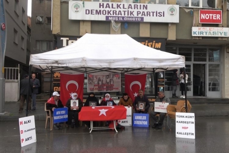 Muş'ta aileler evlat n&ouml;betine yağmur altında devam etti