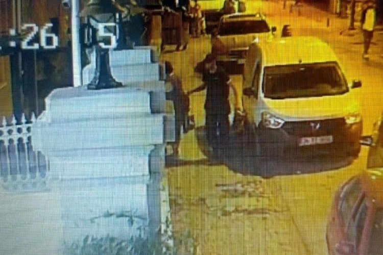 Hırsız g&uuml;venlik kamerasını g&ouml;r&uuml;nce &ccedil;aldığı telefonu geri verdi
