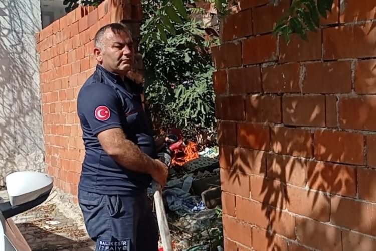 Balıkesir'de &ccedil;atı yangını s&ouml;nd&uuml;r&uuml;ld&uuml;! Karşı evin bah&ccedil;esinde de yangın &ccedil;ıktı