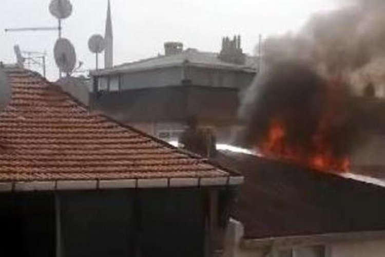 İstanbul'da 3 katlı binanın &ccedil;atısında yangın! Kullanılamaz hale geldi