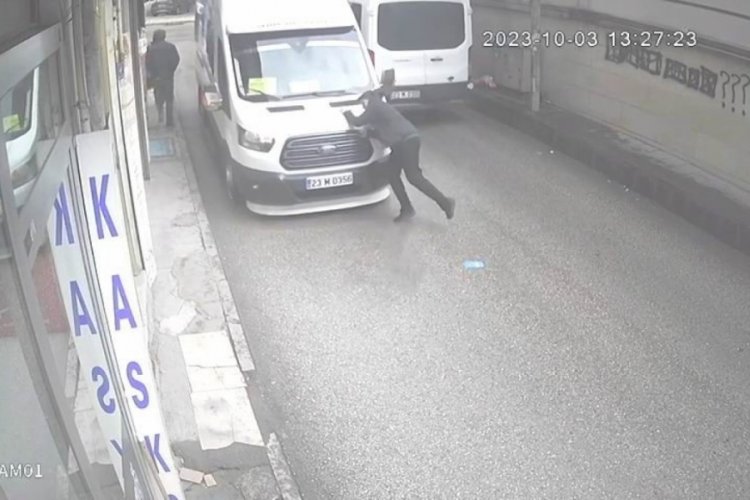 Yolun karşısına ge&ccedil;mek isteyen &ouml;ğrenciye minib&uuml;s &ccedil;arptı