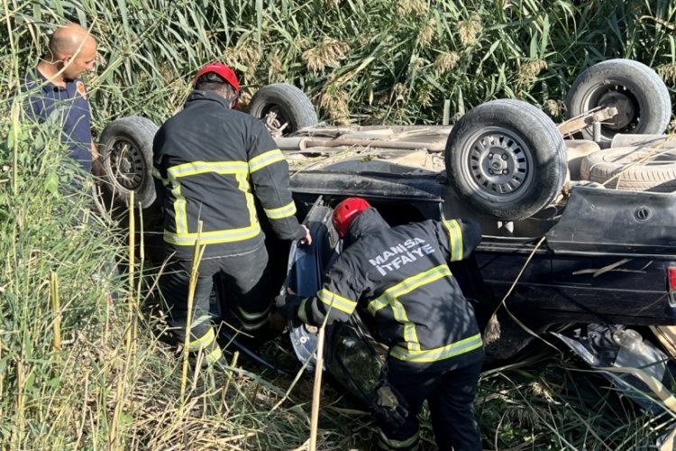 Manisa'da otomobil kanala u&ccedil;tu: 2 yaralı