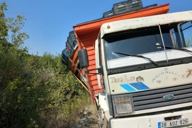 Hatay'da narenciye y&uuml;kl&uuml; kamyon, bozuk yoldaki yarığın i&ccedil;ine d&uuml;şt&uuml;