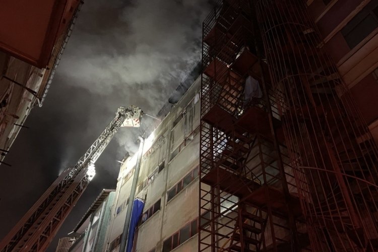 İstanbul'da tekstil at&ouml;lyesinde yangın &ccedil;ıktı