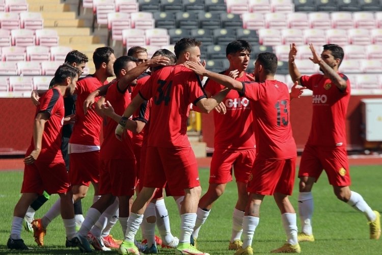 Eskişehirspor hazırlık ma&ccedil;ını 3 golle kazandı