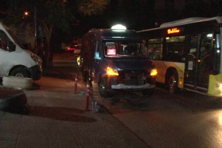 İstanbul'da motosiklet ile minib&uuml;s &ccedil;arpıştı! 1 yaralı var