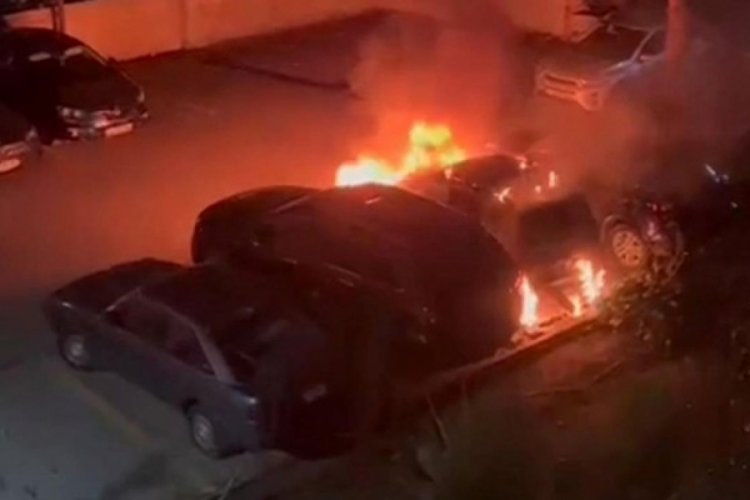 İstanbul'da bir binanın otoparkındaki 3 ara&ccedil; yandı