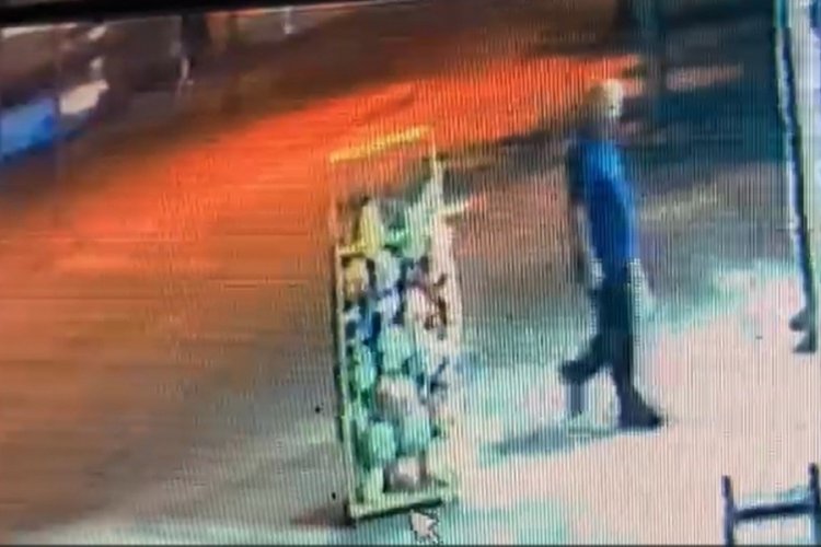 Caddenin karşısına ge&ccedil;mek isteyen kadına otomobil &ccedil;arptı, kaza kameraya yansıdı