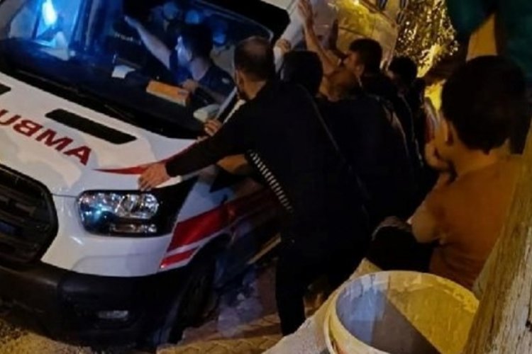 Hatay'da ambulansın tekeri yolda oluşan &ccedil;ukura saplandı! Vatandaşlar yardıma koştu