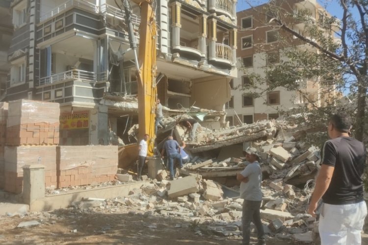 Yıkım esnasında ağır hasarlı bina bir binanın &uuml;zerine &ccedil;&ouml;kt&uuml;