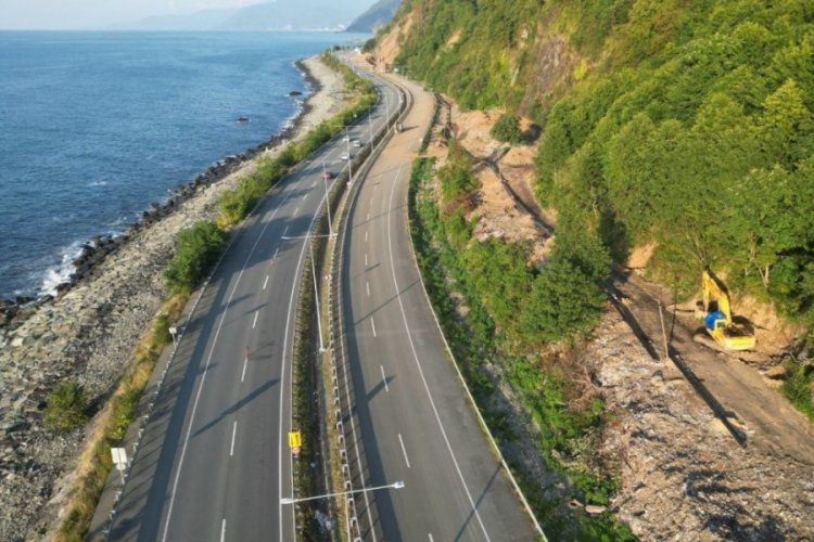 Artvin'de Karadeniz Sahil Yolu'nun kenarı &ccedil;&ouml;p dağına d&ouml;nd&uuml;