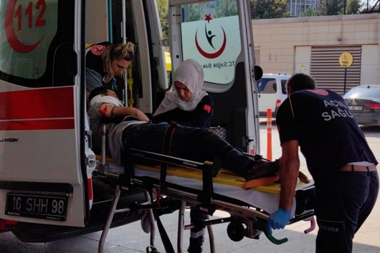 Bursa'da kamyon şof&ouml;r&uuml; tomrukları indirirken başının &uuml;zerine d&uuml;şt&uuml;!