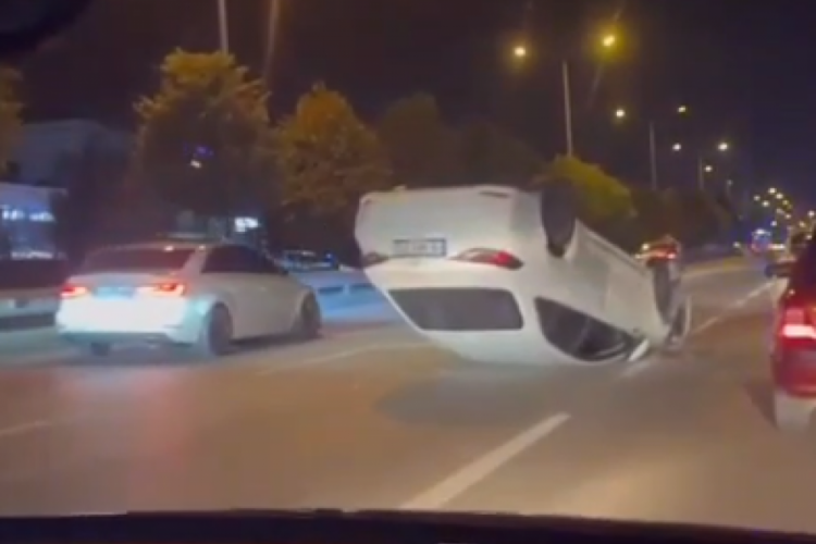 Bursa'da kontrolden &ccedil;ıkan ara&ccedil; takla attı!