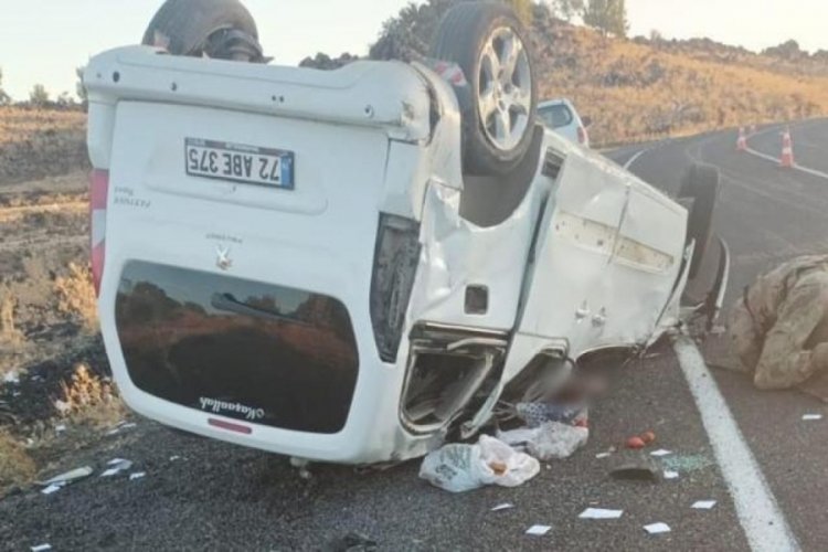 Batman'da terhis olan oğullarını almaya giden ailenin aracı kaza yaptı: 2 &ouml;l&uuml;, 3 yaralı