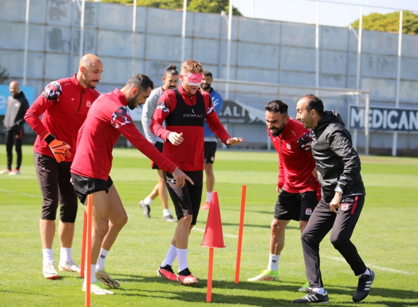 Sivasspor'da futbolculara g&ouml;z&uuml; kapalı antrenman