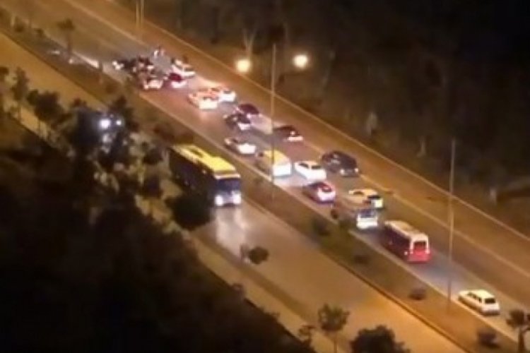 Yolu trafiğe kapatıp oyun oynayan s&uuml;r&uuml;c&uuml;ye para cezası