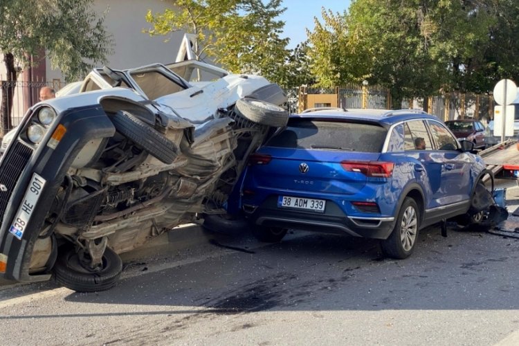 Kayseri'de 2 otomobilin &ccedil;arpıştığı kaza anı: 2 Yaralı
