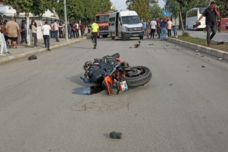 Adana'da minib&uuml;sle &ccedil;arpışan motosikletteki 2 kişi hayatını kaybetti