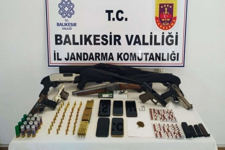 Balıkesir'de &ccedil;ok sayıda silah ve uyuşturucu madde ele ge&ccedil;irildi: 7 g&ouml;zaltı