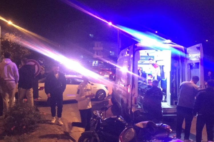 İstanbul'da ehliyetsiz motosikletli, ara&ccedil; ile &ccedil;arpıştı: 2 yaralı
