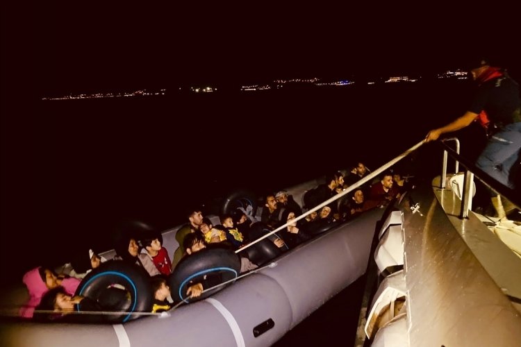İzmir a&ccedil;ıklarında 152 d&uuml;zensiz g&ouml;&ccedil;men yakalandı