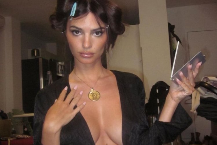 Emrata, tanga bikini takımıyla olay oldu!