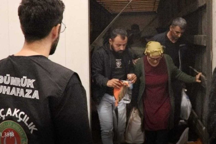 Edirne'de sınırı ge&ccedil;meye &ccedil;alışan tırdan 60 ka&ccedil;ak g&ouml;&ccedil;men &ccedil;ıktı