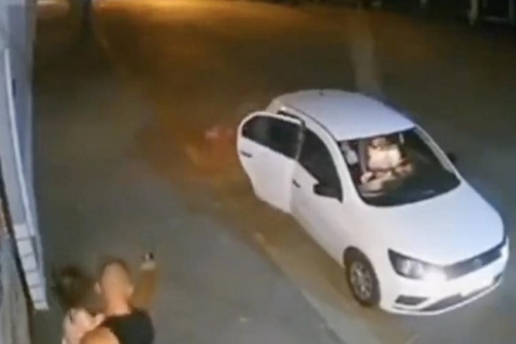 Kendini ve kızını pitbull cinsi bir k&ouml;peğinden işte b&ouml;yle korudu!