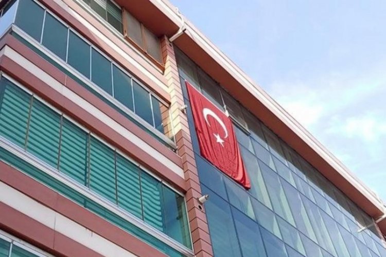 Kıdemli Başpolis&nbsp;H&uuml;seyin Şimşek'in evine bayrak asıldı