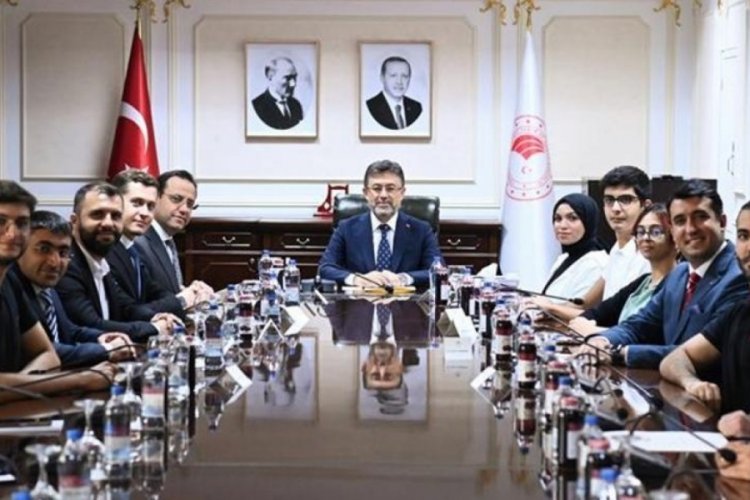 Bakan Yumaklı, TEKNOFEST'te tarım alanında &ouml;d&uuml;l alan gen&ccedil;lerle buluştu