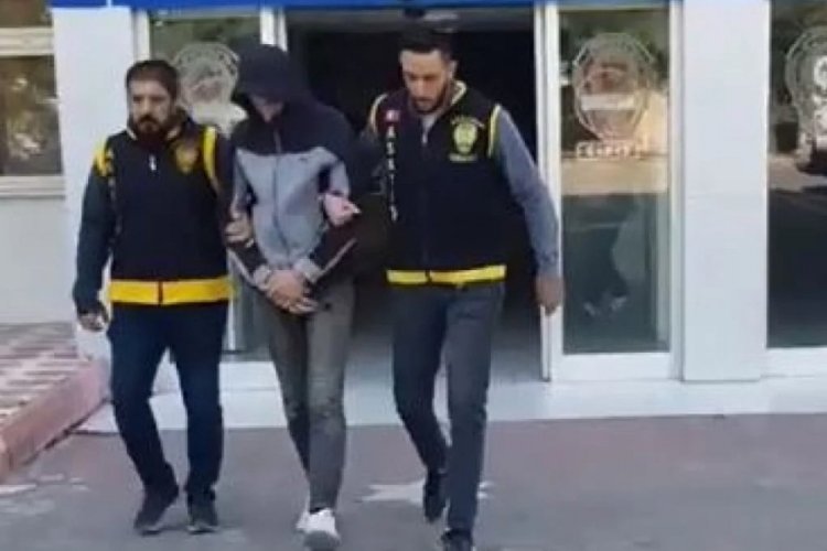 Boğazına bı&ccedil;ak dayadığı yaşlı kadının bileziğini &ccedil;aldı