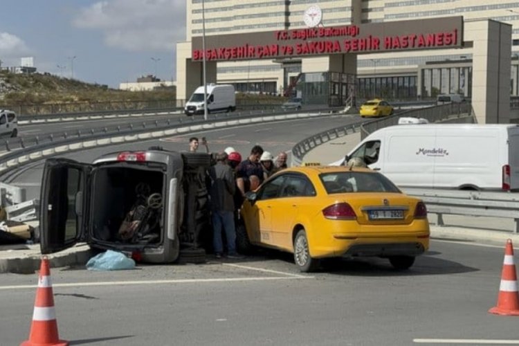İstanbul'da hafif ticari ara&ccedil; ile taksi &ccedil;arpıştı! 3 yaralı