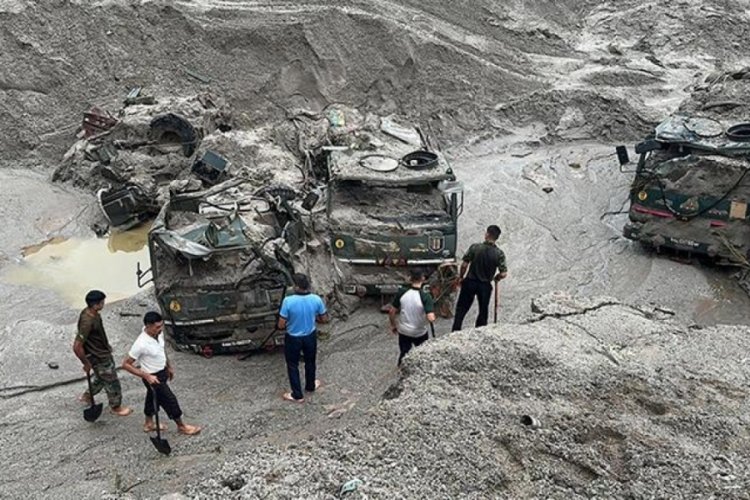 Hindistan'daki sel felaketinde &ouml;l&uuml; sayısı 40'a y&uuml;kseldi