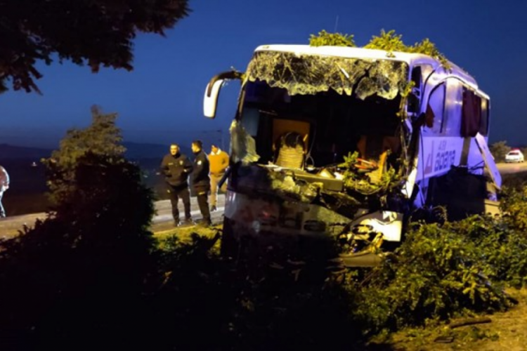 Kayseri'de yolcu otob&uuml;s&uuml; aydınlatma direğine &ccedil;arptı: 16 yaralı!