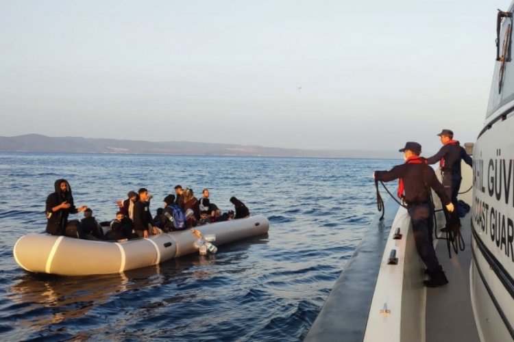 Balıkesir'den Yunanistan'a gitmeye &ccedil;alışan 34 d&uuml;zensiz g&ouml;&ccedil;men kurtarıldı