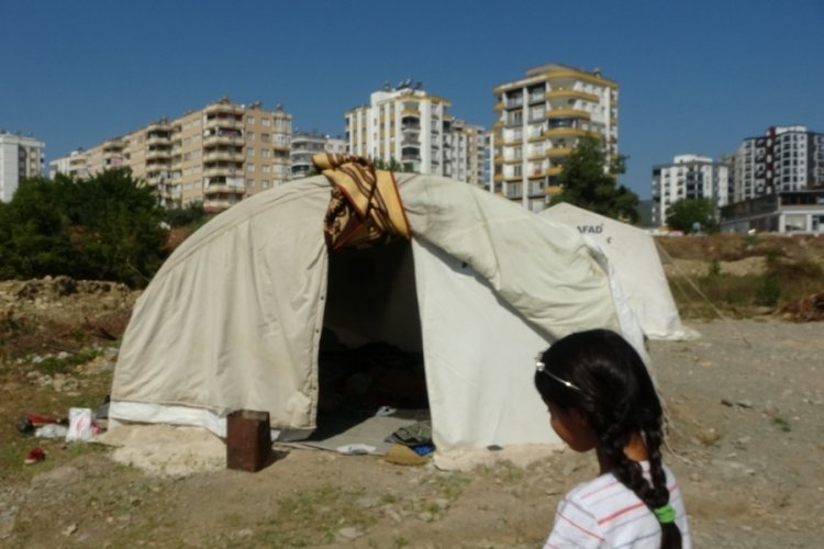 Depremzede aile, y&uuml;ksek kiralar y&uuml;z&uuml;nden &ccedil;adırda yaşıyor