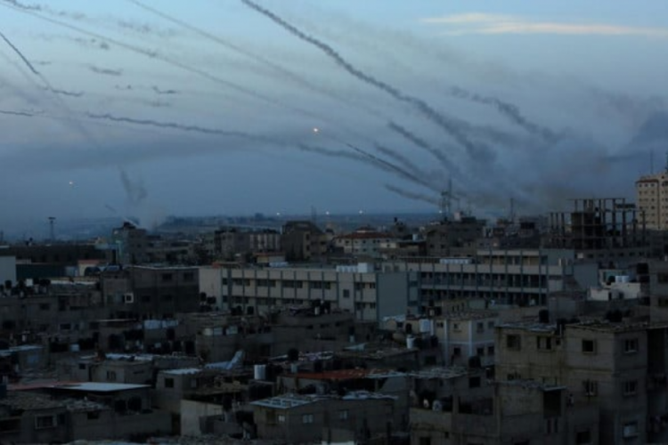 Hamas'ın f&uuml;zeli saldırısına İsrail'den karşılık! Savaş durumuna ge&ccedil;ildi
