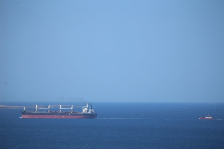 &Ccedil;anakkale boğazında arızalanan gemi Bozcaada'ya demirlendi