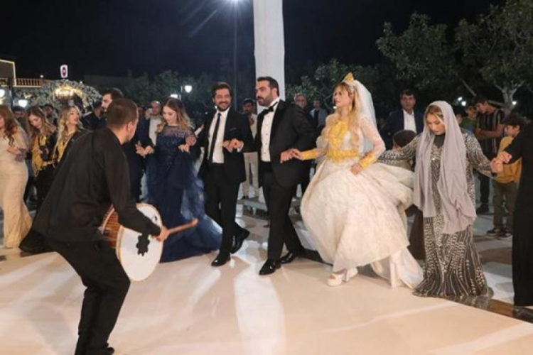 Şanlıurfa'da aşiret d&uuml;ğ&uuml;n&uuml;: Takılar bavulla taşındı