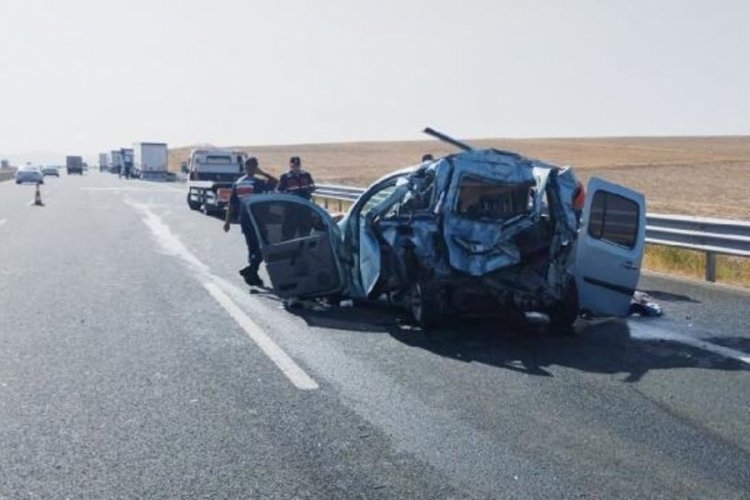 Aksaray'da tırın hafif ticari araca &ccedil;arptığı kazada 2 kişi hayatını kaybetti