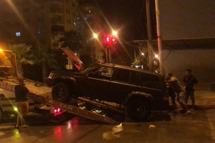 Adana'da kırmızı ışıkta duran otomobil alevlere teslim oldu