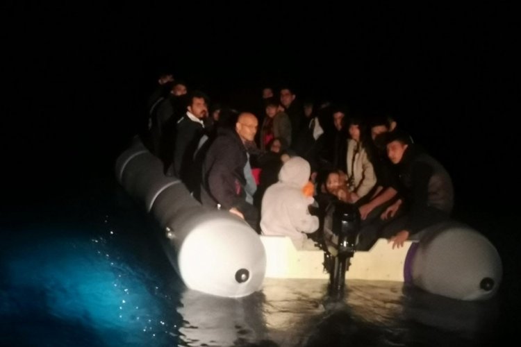 Balıkesir Ayvalık'ta 43 g&ouml;&ccedil;men Sahil G&uuml;venlik'ten ka&ccedil;amadı